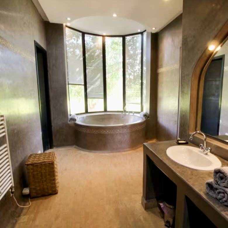 Très beau domaine de 12000 m2, villa 4 suites