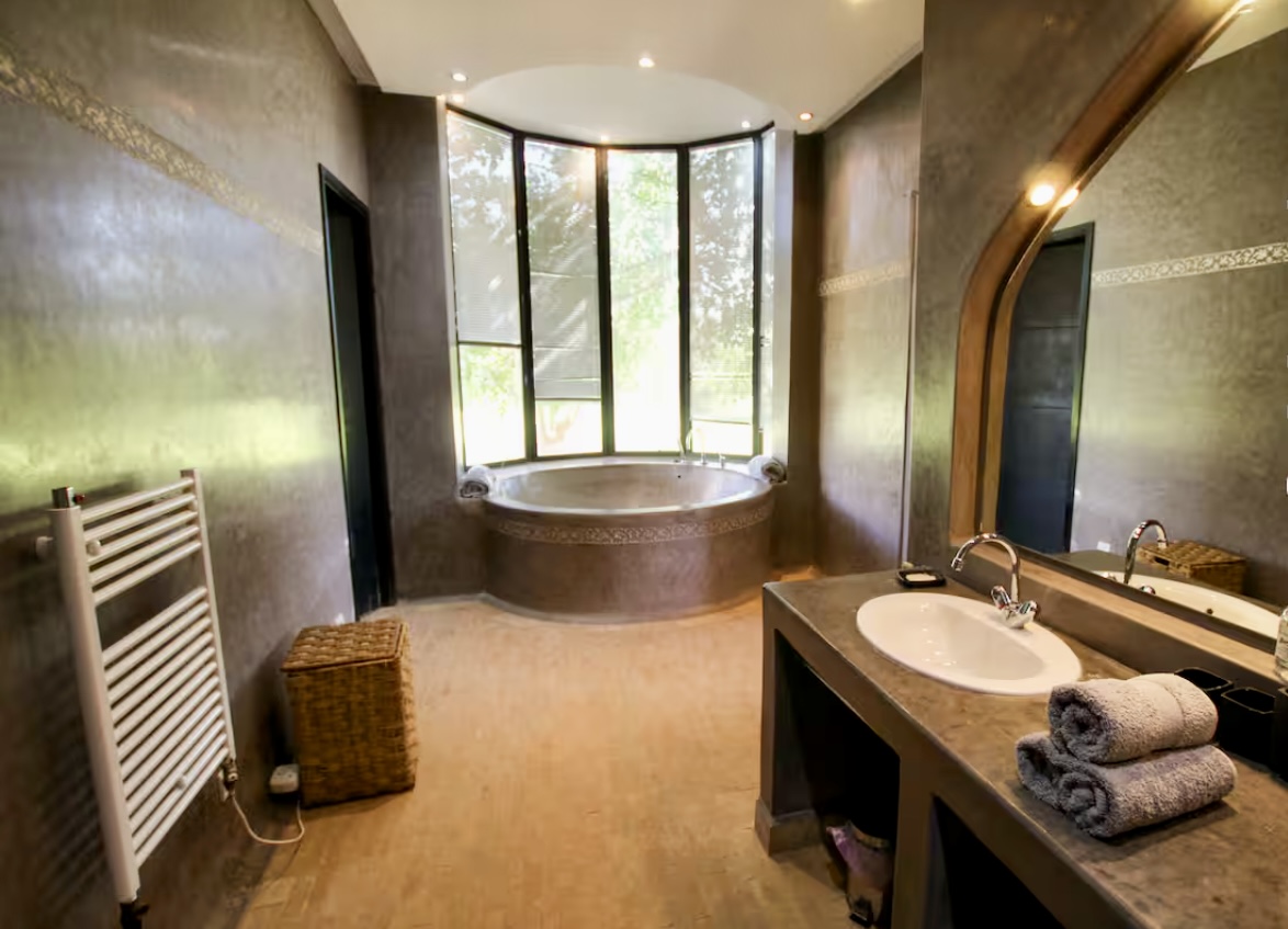 Très beau domaine de 12000 m2, villa 4 suites