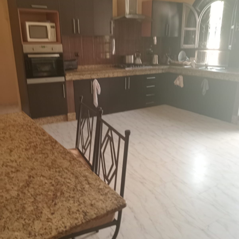 Villa route fez 550m2 Urgent