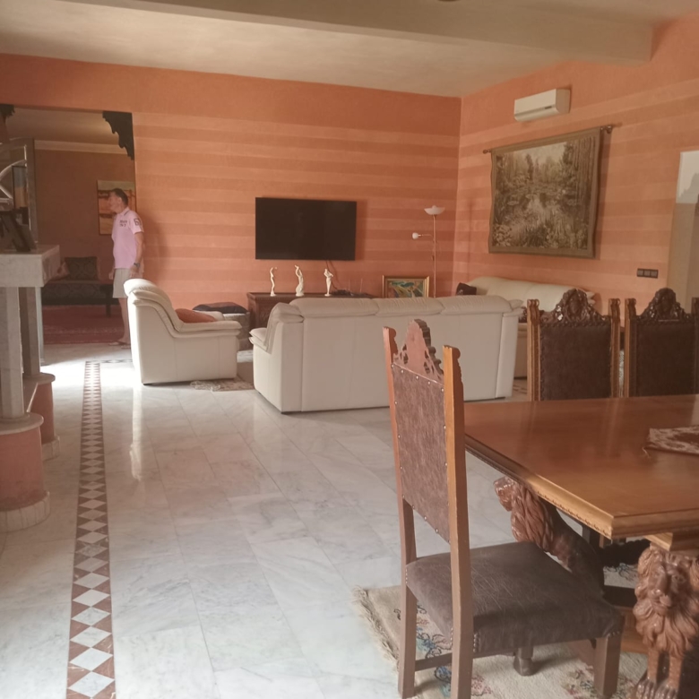 Villa route fez 550m2 Urgent