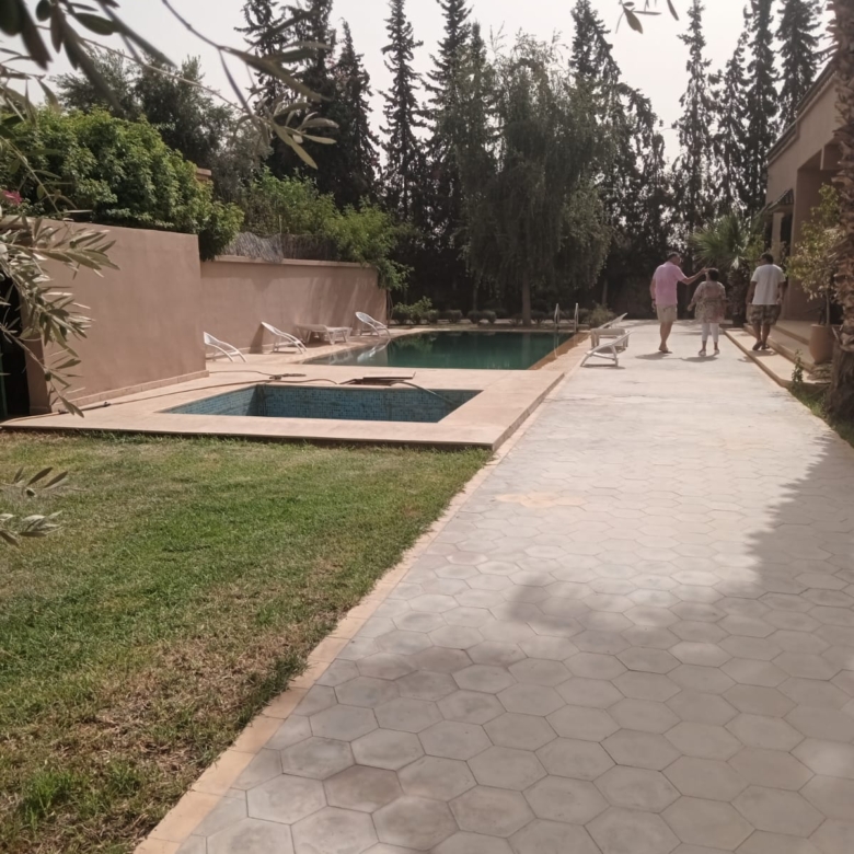Villa route fez 550m2 Urgent