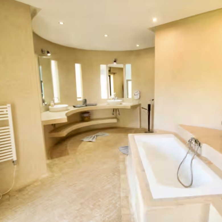 Très beau domaine de 12000 m2, villa 4 suites