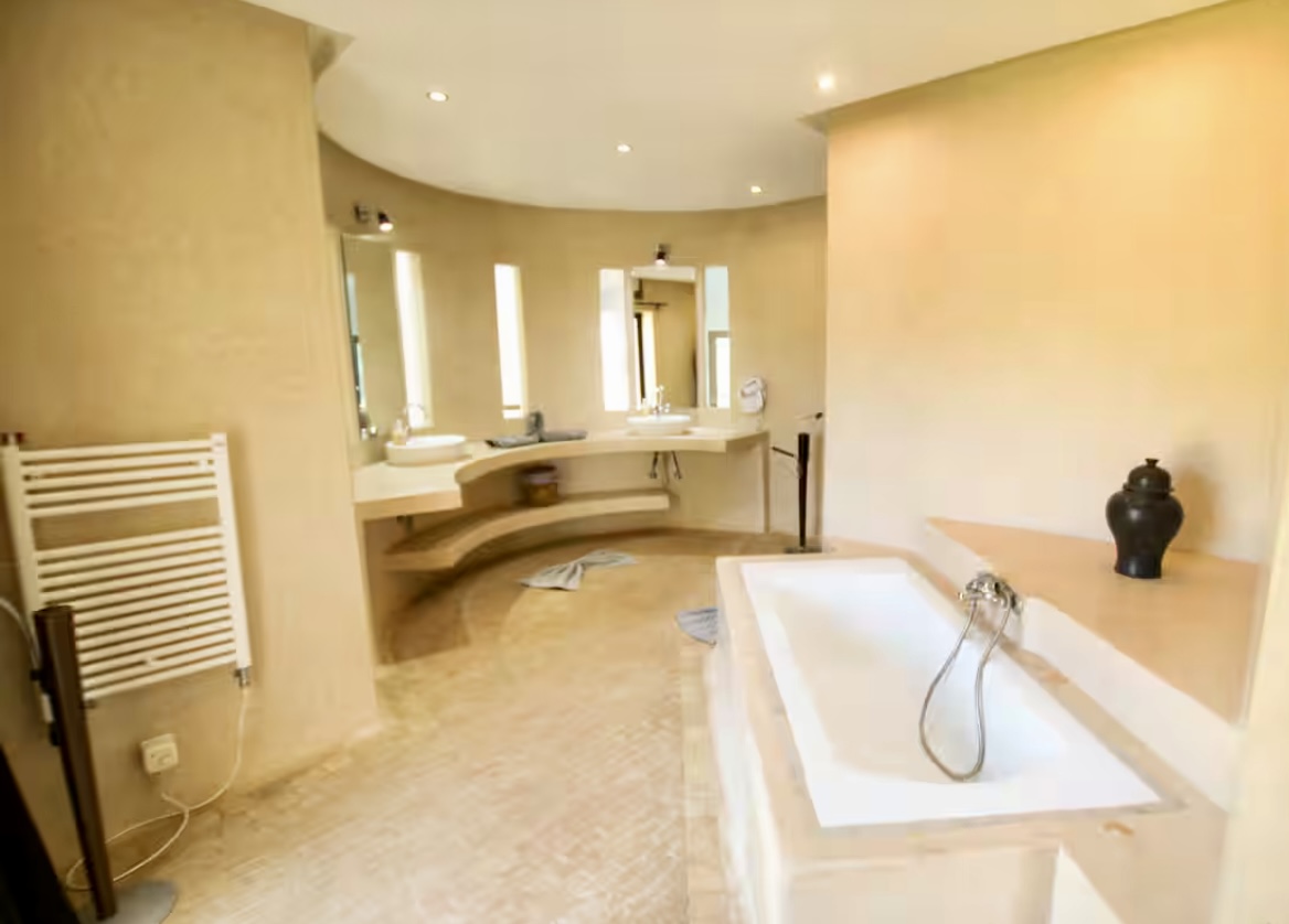 Très beau domaine de 12000 m2, villa 4 suites