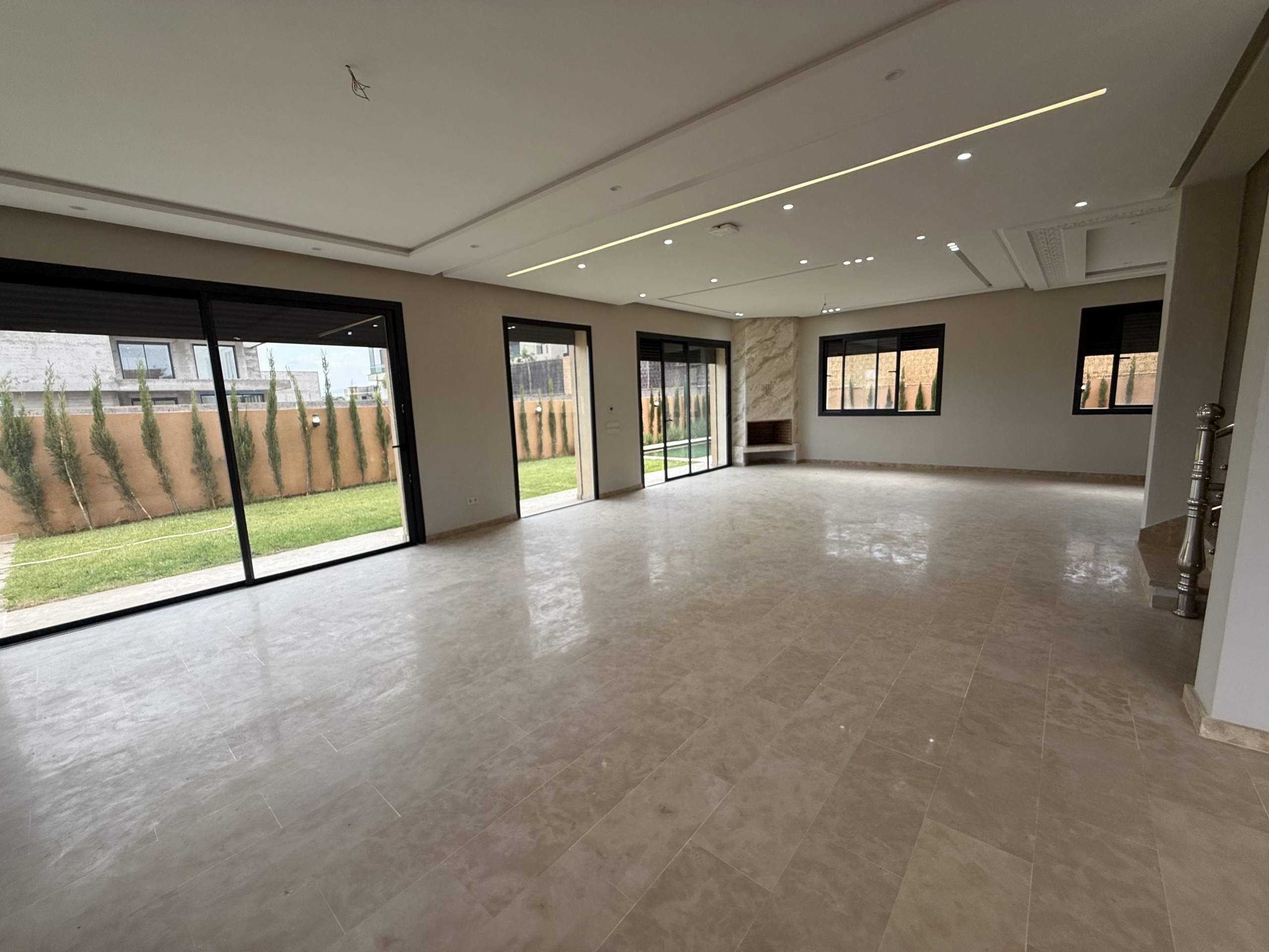 Villa contemporaine avec 4 suites & sous-sol – Akenza Villa