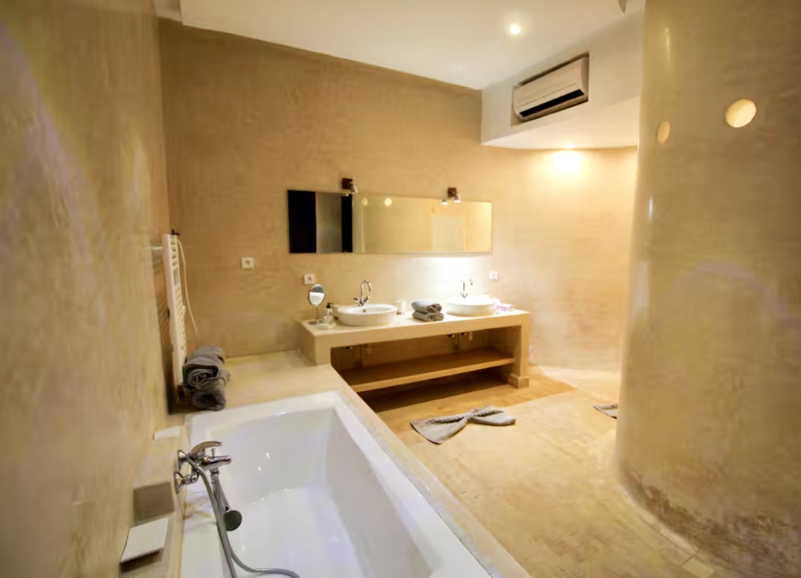Très beau domaine de 12000 m2, villa 4 suites