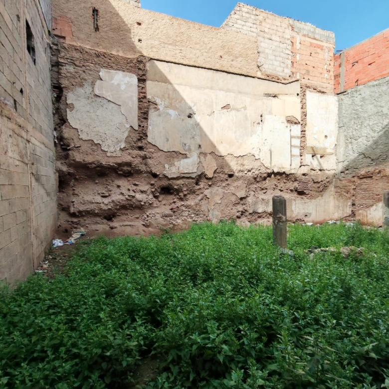 Terrain 100m² en ruine Melkia – Quartier Laksour