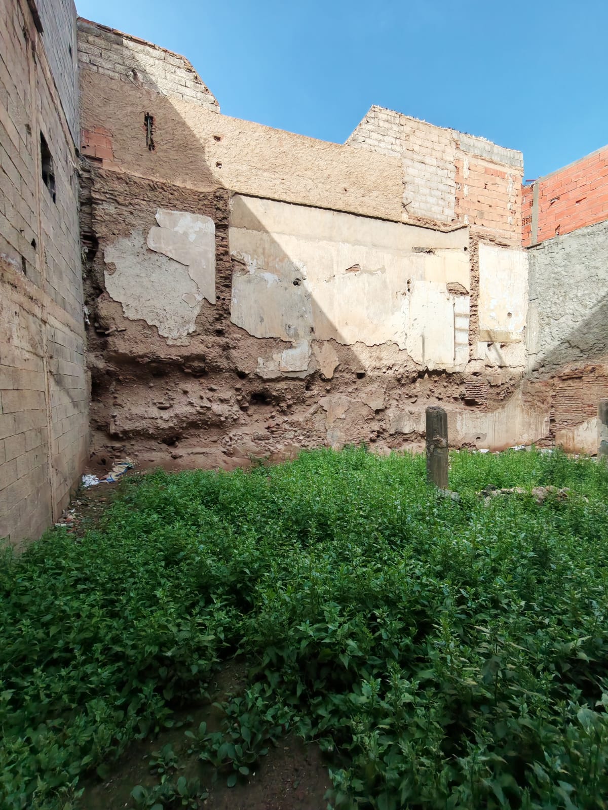 57525822-fcd8-4de5-806f-aea16c347c51-IMG_0504 Terrain 100m² en ruine Melkia – Quartier Laksour