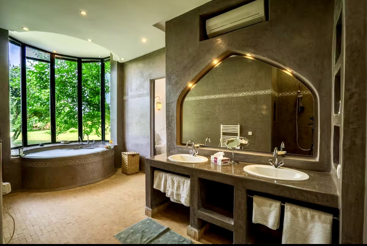 Très beau domaine de 12000 m2, villa 4 suites
