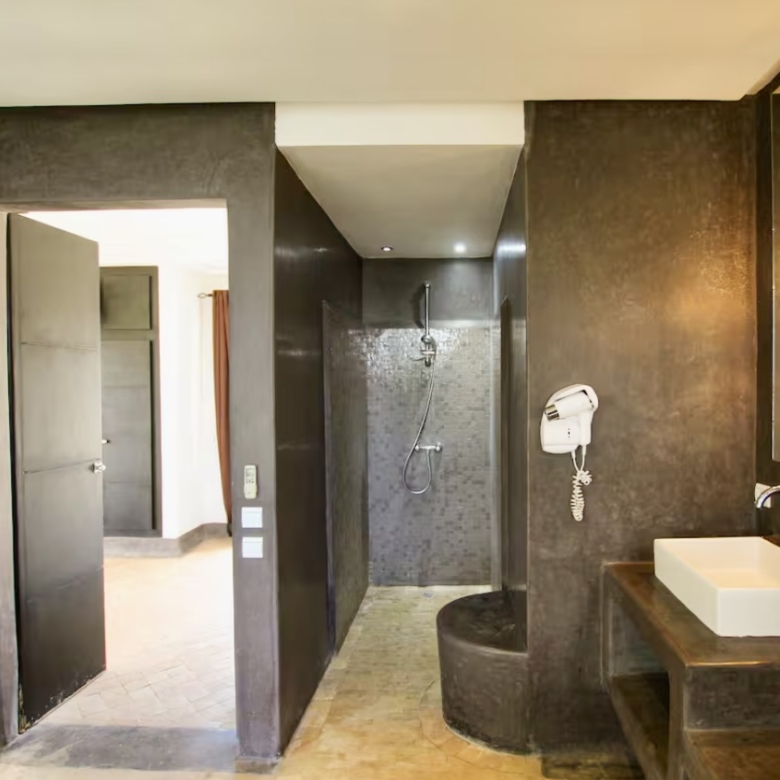 Très beau domaine de 12000 m2, villa 4 suites