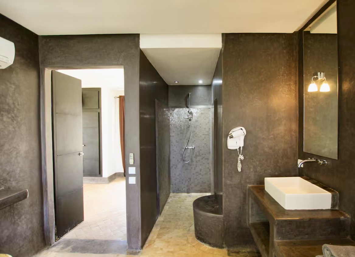 Très beau domaine de 12000 m2, villa 4 suites