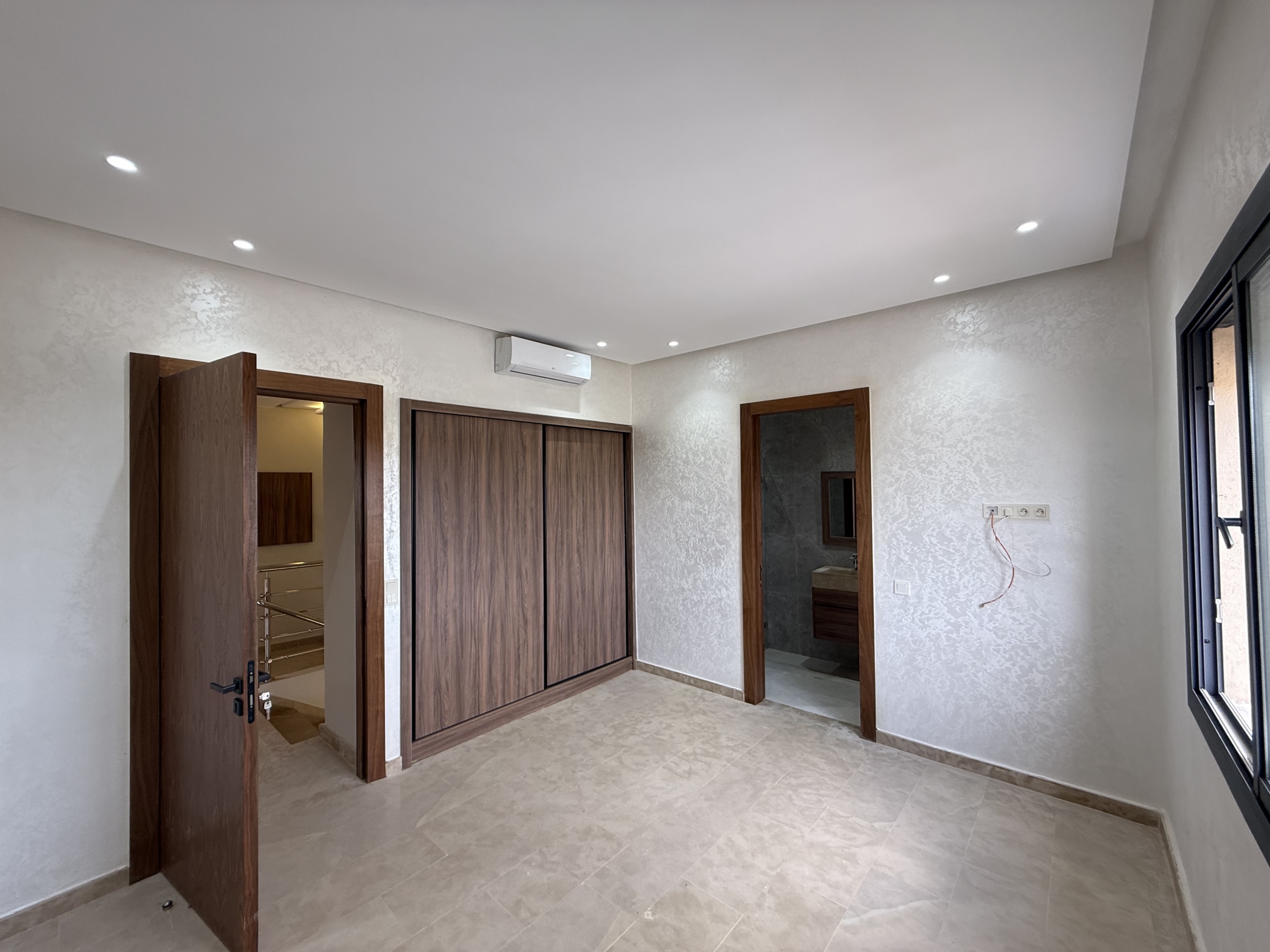 Villa contemporaine avec 4 suites & sous-sol – Akenza Villa